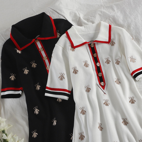 Stílusos női ruha gallérral és fekete-fehér hímzéssel