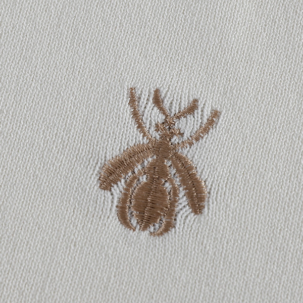 Stílusos női ruha gallérral és fekete-fehér hímzéssel