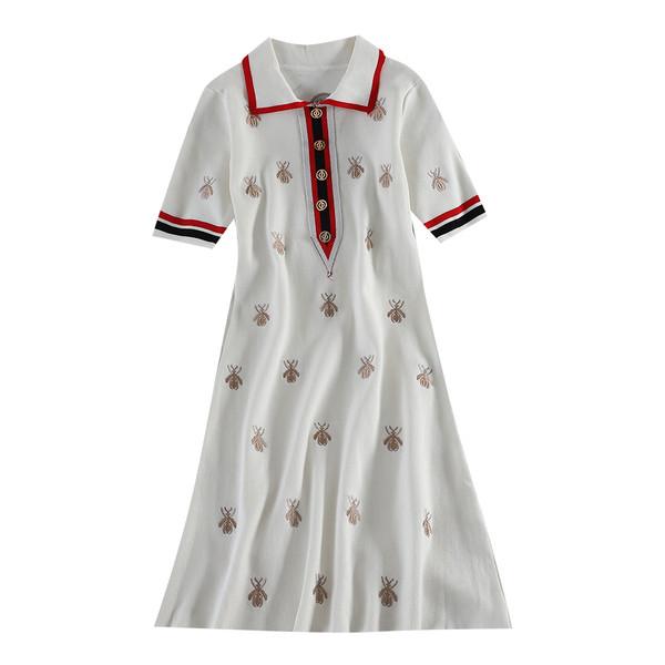 Stílusos női ruha gallérral és fekete-fehér hímzéssel