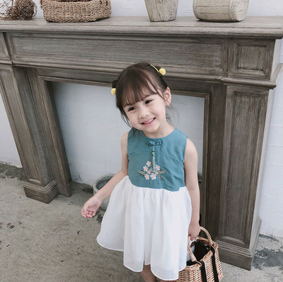 Kivágott gyerekruha lányoknak két színben, hímzéssel