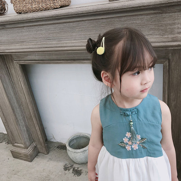 Kivágott gyerekruha lányoknak két színben, hímzéssel