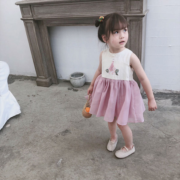 Kivágott gyerekruha lányoknak két színben, hímzéssel