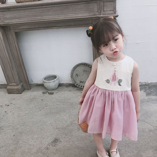 Kivágott gyerekruha lányoknak két színben, hímzéssel