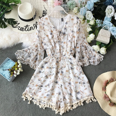 Modern női jumpsuit lótusz ujjal és bojttal