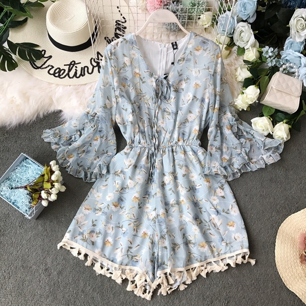 Modern női jumpsuit lótusz ujjal és bojttal