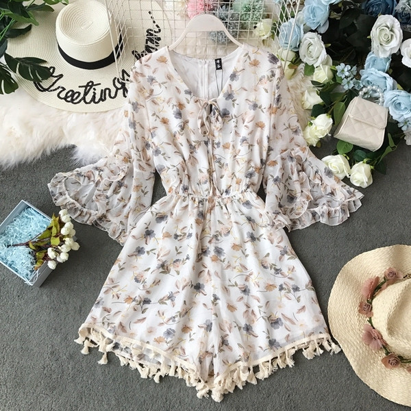 Modern női jumpsuit lótusz ujjal és bojttal