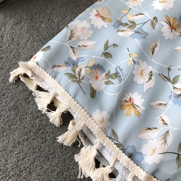 Modern női jumpsuit lótusz ujjal és bojttal