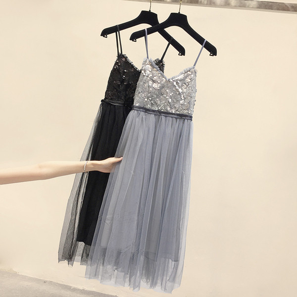 Modern női ruha flitterekkel és tüll vékony pántokkal, két színben