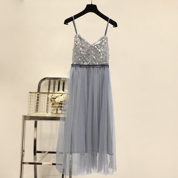 Modern női ruha flitterekkel és tüll vékony pántokkal, két színben