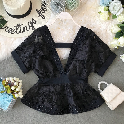 Modern női blúz mély nyakkivágással és gyöngyökkel, rövid ujjal