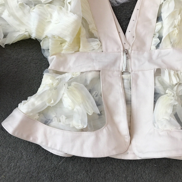 Modern női blúz mély nyakkivágással és gyöngyökkel, rövid ujjal