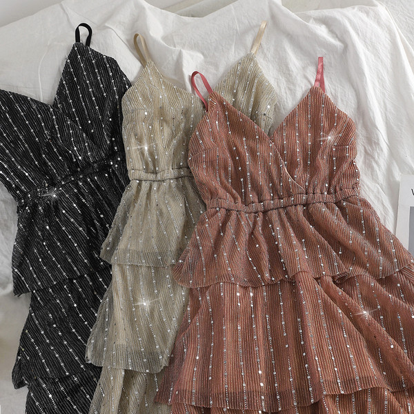 Elegáns női hosszú ruha vékony pántokkal, fényes hatással több színben