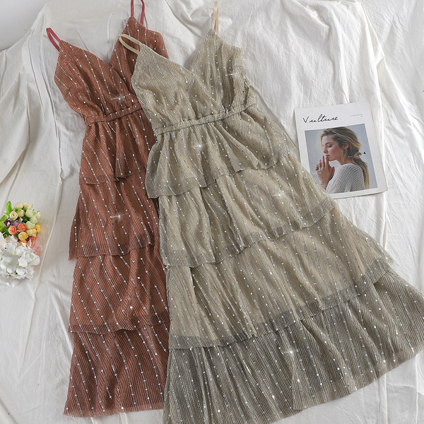 Elegáns női hosszú ruha vékony pántokkal, fényes hatással több színben