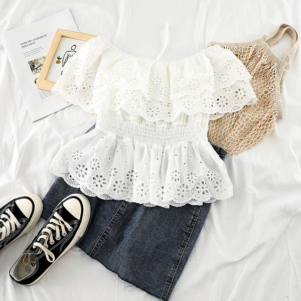 Дамска дантелена блуза в бял цвят и елемент връзки