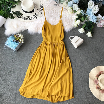 Alkalmi női ruha vékony pántokkal és szalaggal