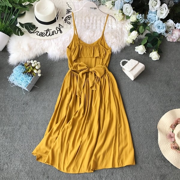 Alkalmi női ruha vékony pántokkal és szalaggal