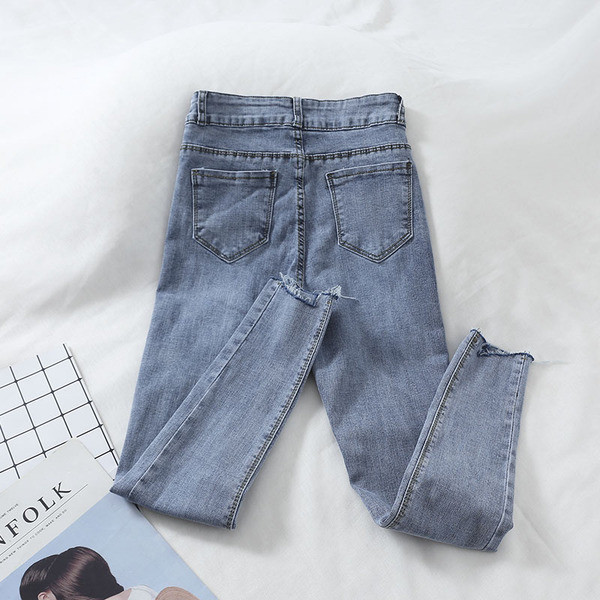 Stílusos női farmer, kék felirattal