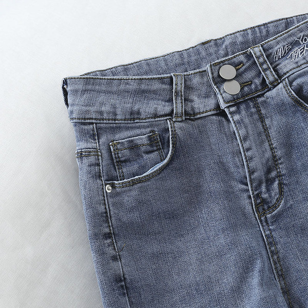 Stílusos női farmer, kék felirattal