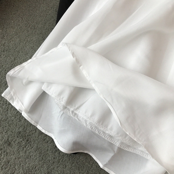 Modern női ruha szalaggal, három színben