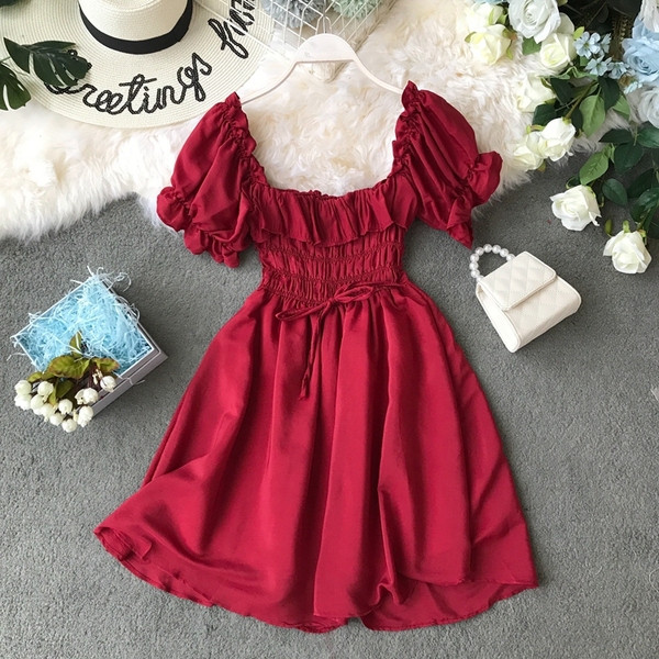 Modern női ruha szalaggal, három színben