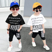 Modern gyerekkészlet fiúknak fekete-fehérben