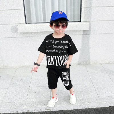 Modern gyerekkészlet fiúknak fekete-fehérben