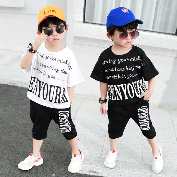 Modern gyerekkészlet fiúknak fekete-fehérben