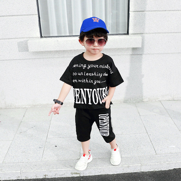 Modern gyerekkészlet fiúknak fekete-fehérben