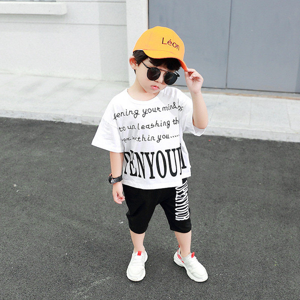 Modern gyerekkészlet fiúknak fekete-fehérben