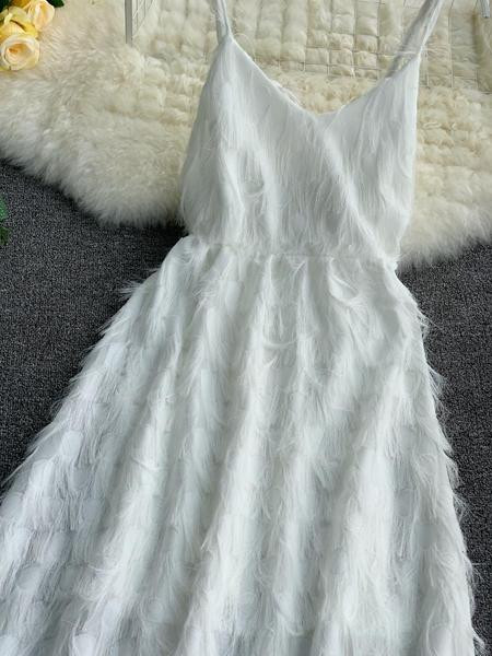 Stílusos női hosszú ruha vékony pántokkal, fehér színben