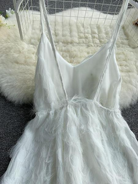 Stílusos női hosszú ruha vékony pántokkal, fehér színben