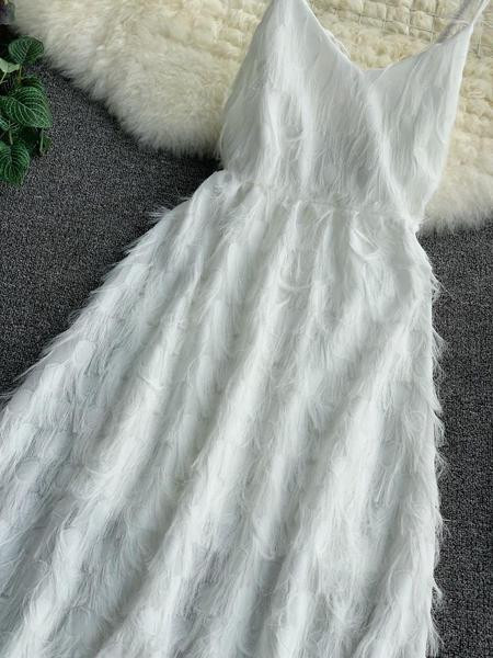 Stílusos női hosszú ruha vékony pántokkal, fehér színben