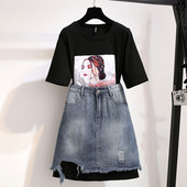 Μοντέρνο γυναικείο σύνολο από δύομέρη t-shirt + denim φούστα με σχισμένα στοιχεία