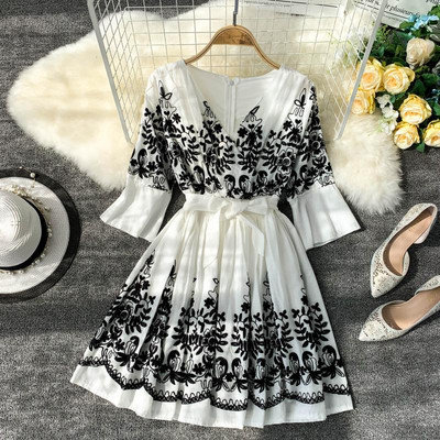 Modern női ruha több színben hímzéssel