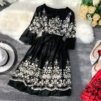 Modern női ruha több színben hímzéssel