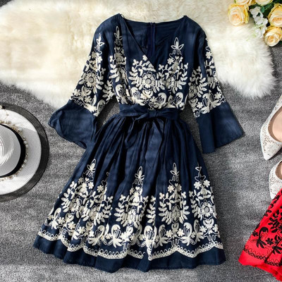 Modern női ruha több színben hímzéssel