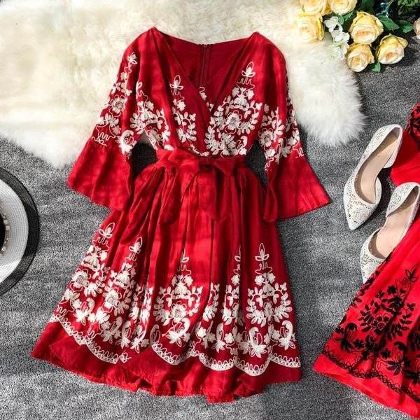 Modern női ruha több színben hímzéssel