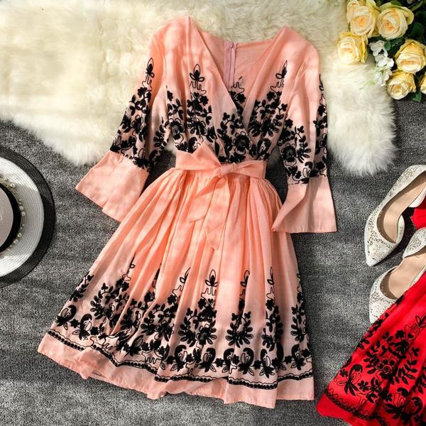 Modern női ruha több színben hímzéssel