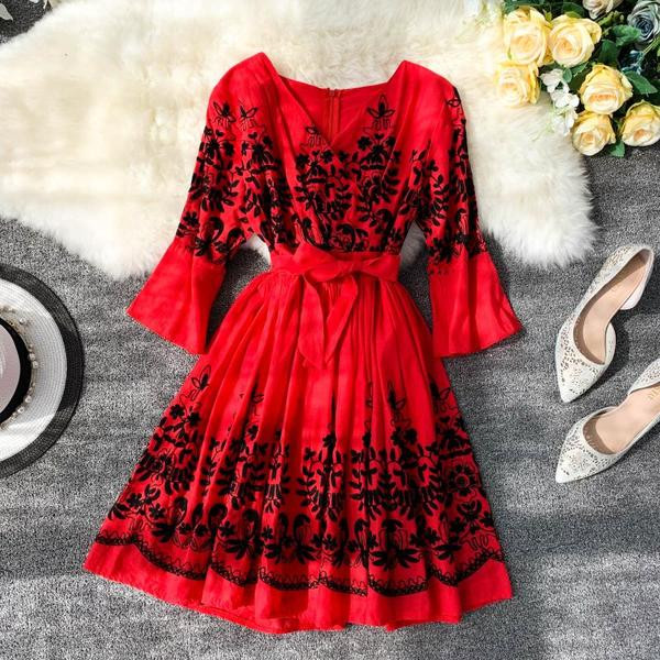 Modern női ruha több színben hímzéssel