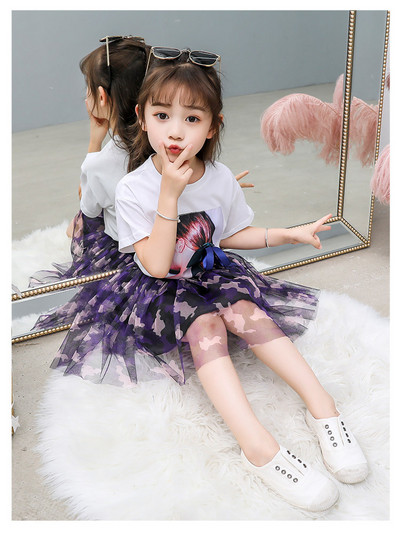 Modern, kétrészes szoknyából és blúzból álló gyerekszett lila és fehér színben