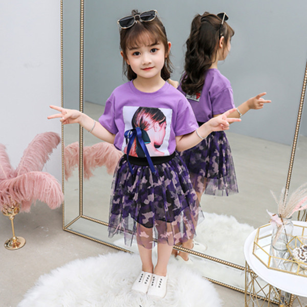 Modern, kétrészes szoknyából és blúzból álló gyerekszett lila és fehér színben