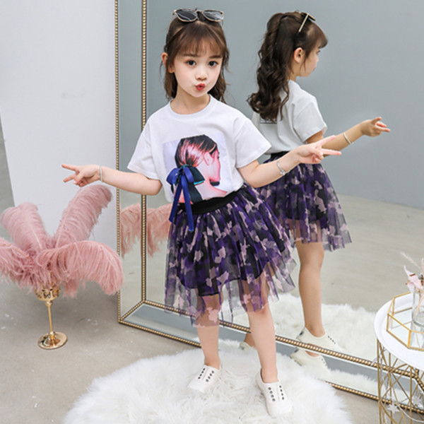 Modern, kétrészes szoknyából és blúzból álló gyerekszett lila és fehér színben