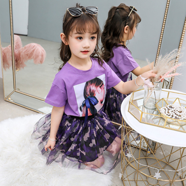 Modern, kétrészes szoknyából és blúzból álló gyerekszett lila és fehér színben