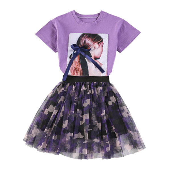 Modern, kétrészes szoknyából és blúzból álló gyerekszett lila és fehér színben