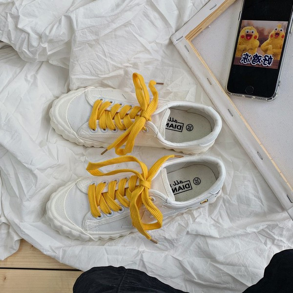 Modern női tornacipő fehér színben és rátéttel