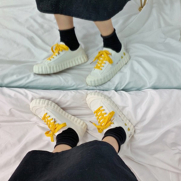 Modern női tornacipő fehér színben és rátéttel