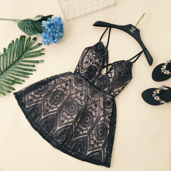 Stílusos női csipkés ruha V-nyakkal, két színben