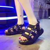 Női szandál fehér és fekete színben, leopárd mintával