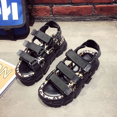 Női szandál fehér és fekete színben, leopárd mintával