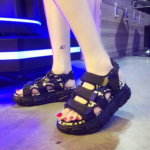 Női szandál fehér és fekete színben, leopárd mintával